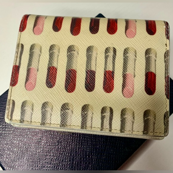 Authentic PRADA Logo Leather Lip Design Bi-Fold compact Wallet Ivory W/Box - Picture 2 of 11